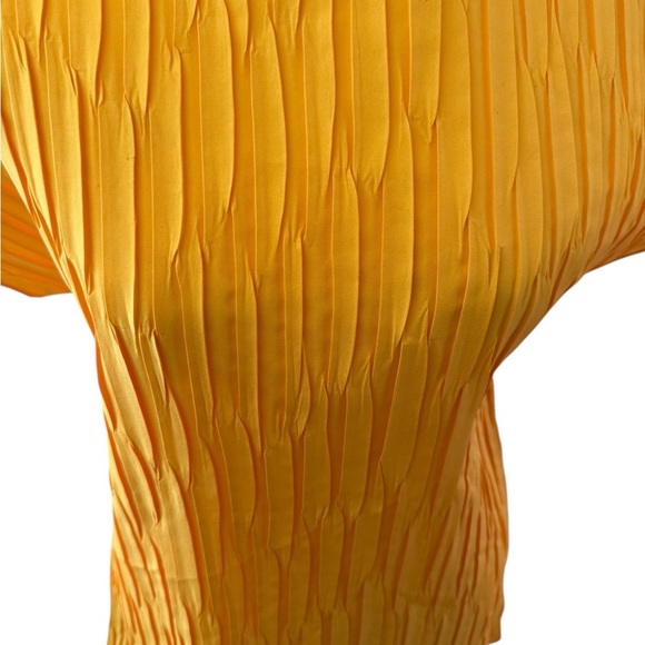 Womens Orare vintage gold pleated top with cap sleeves. EUC Size Medium - Picture 3 of 7